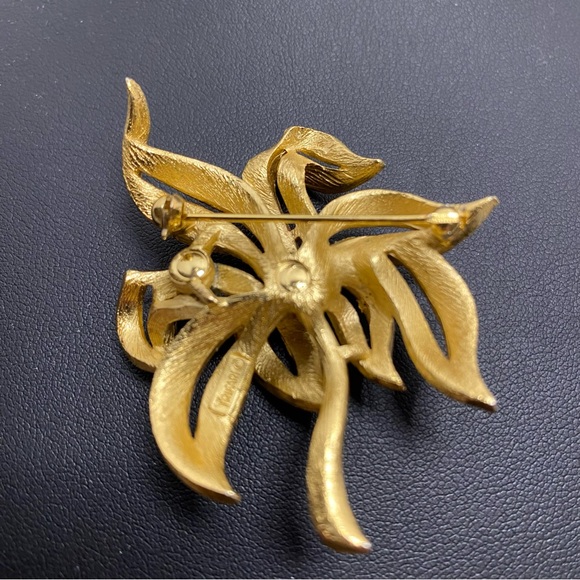 Vintage Crown Trifari Brooch Brushed Gold Tone Textured Ribbon Leaf - Picture 4 of 12